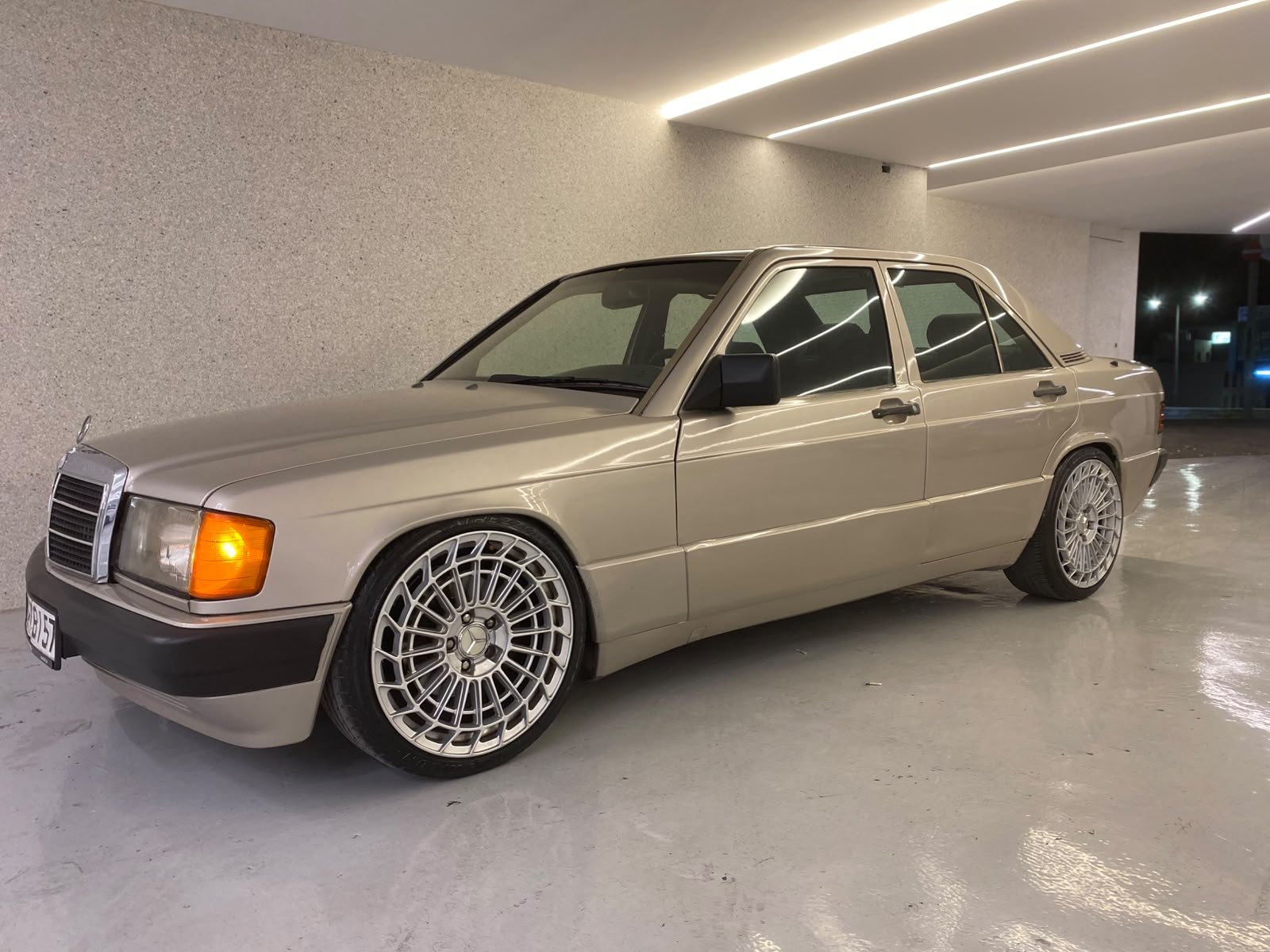 Mercedes  190E (1987)